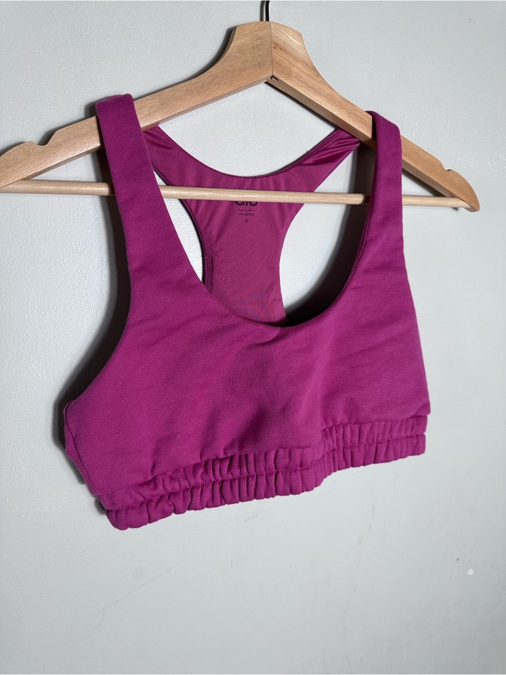 ALO Yoga Accolade Sweat Scoop Neck Racerback Sports Bra Magenta Pink
